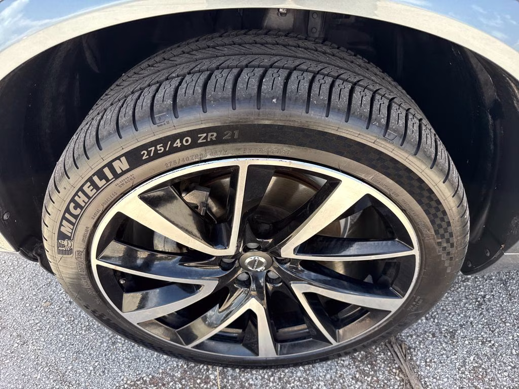 2018 Bright Silver Metallic Volvo XC90 T6 Momentum AWD SUV