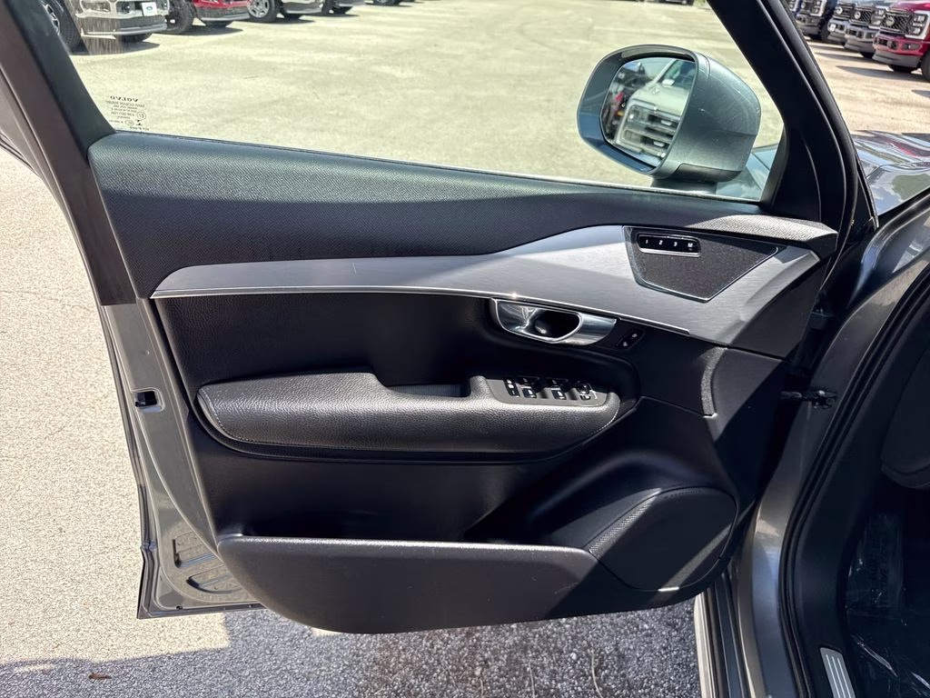 2018 Bright Silver Metallic Volvo XC90 T6 Momentum AWD SUV