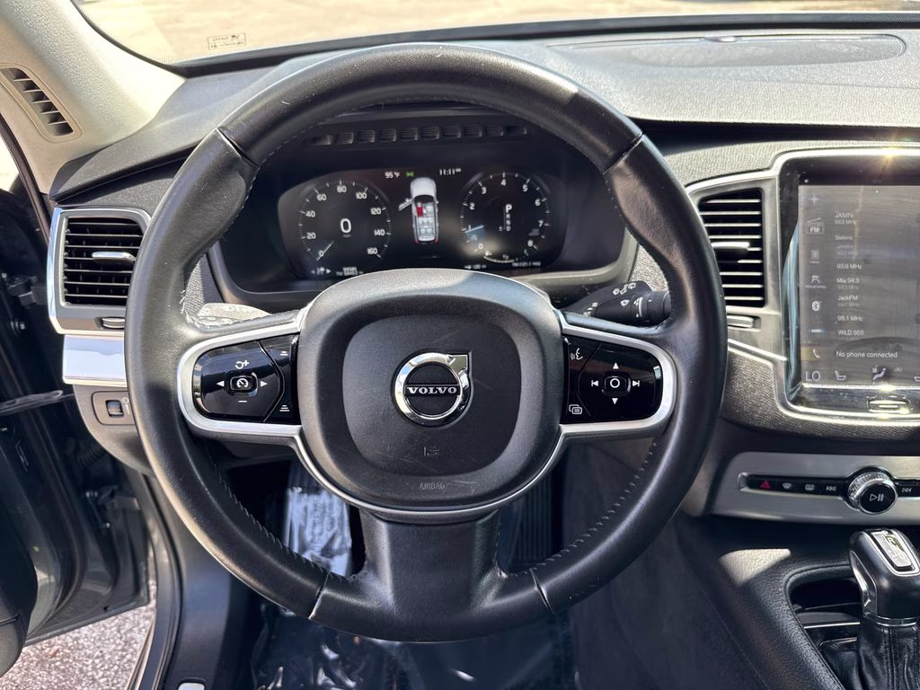 2018 Bright Silver Metallic Volvo XC90 T6 Momentum AWD SUV