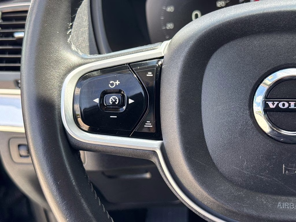 2018 Bright Silver Metallic Volvo XC90 T6 Momentum AWD SUV