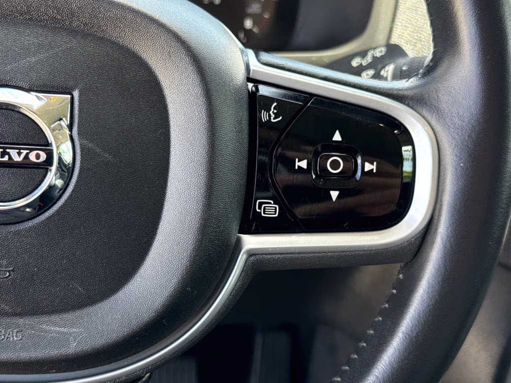 2018 Bright Silver Metallic Volvo XC90 T6 Momentum AWD SUV