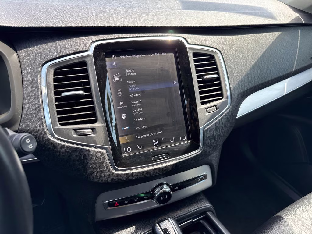2018 Bright Silver Metallic Volvo XC90 T6 Momentum AWD SUV