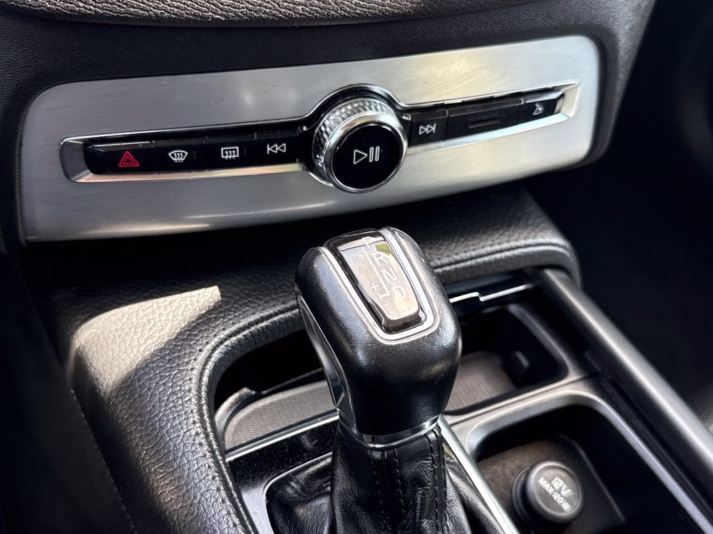 2018 Bright Silver Metallic Volvo XC90 T6 Momentum AWD SUV