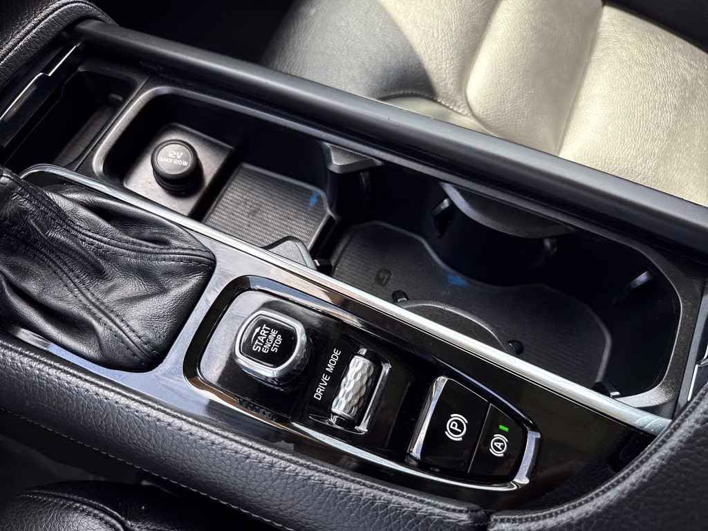 2018 Bright Silver Metallic Volvo XC90 T6 Momentum AWD SUV