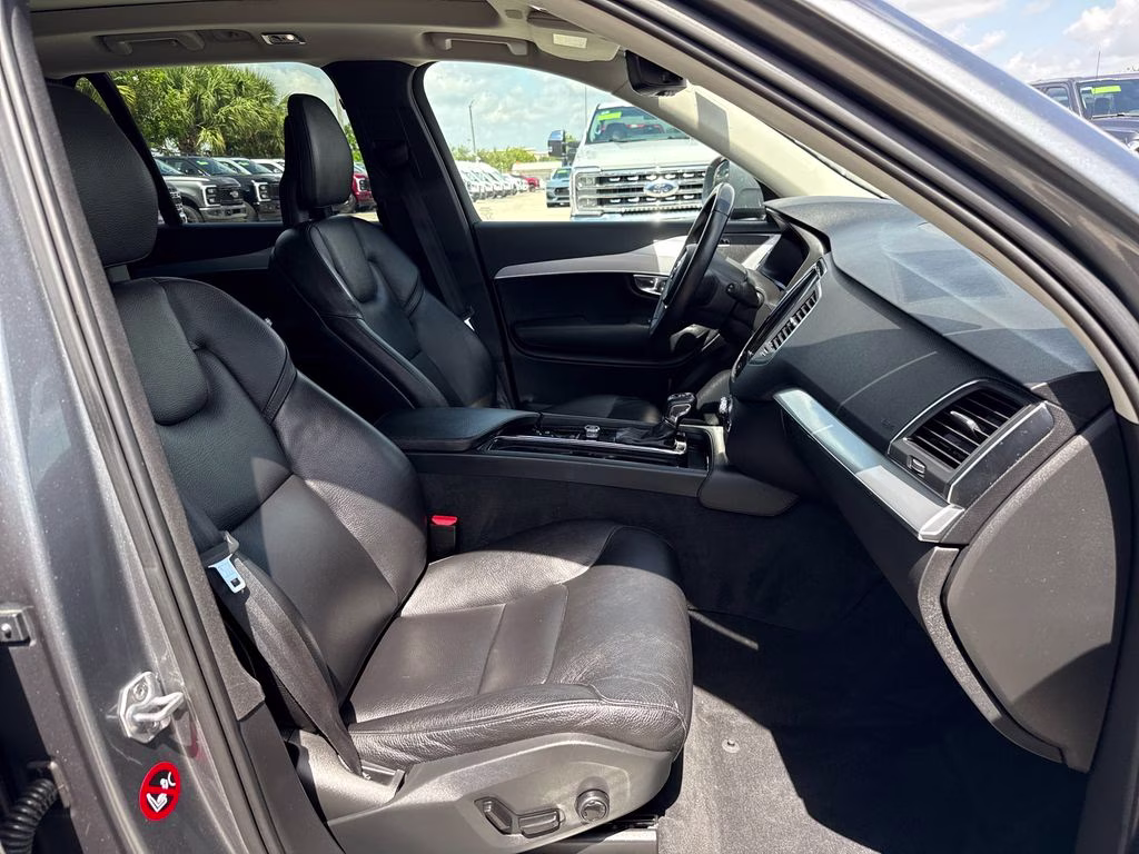 2018 Bright Silver Metallic Volvo XC90 T6 Momentum AWD SUV