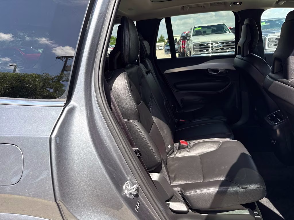 2018 Bright Silver Metallic Volvo XC90 T6 Momentum AWD SUV