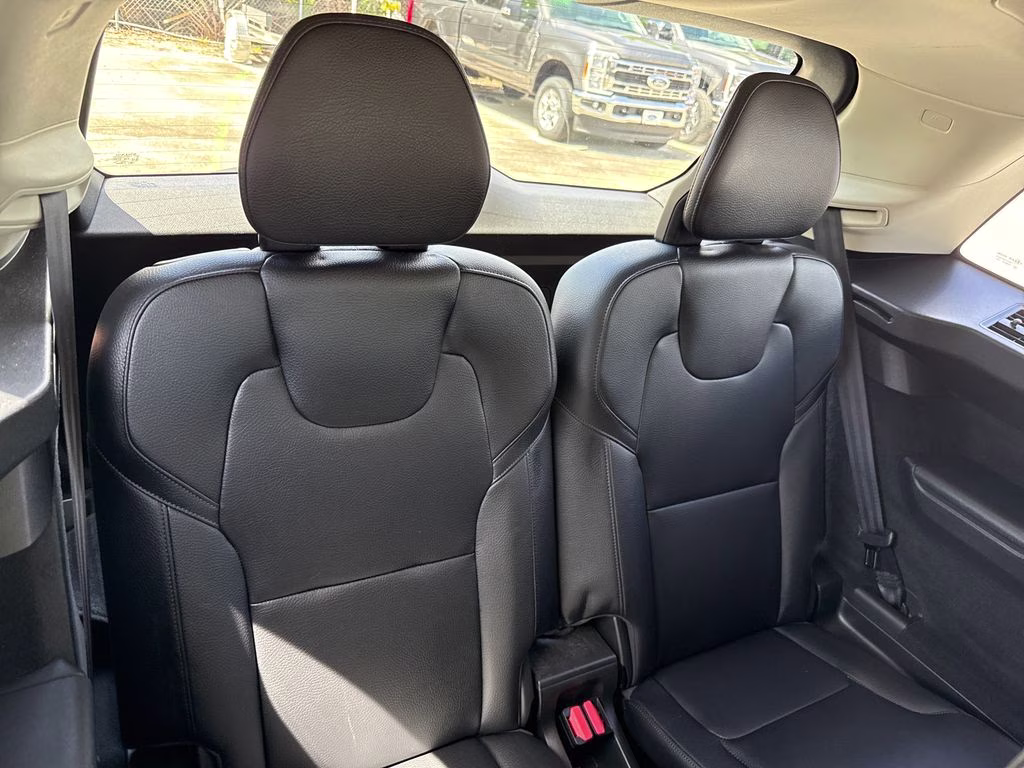 2018 Bright Silver Metallic Volvo XC90 T6 Momentum AWD SUV