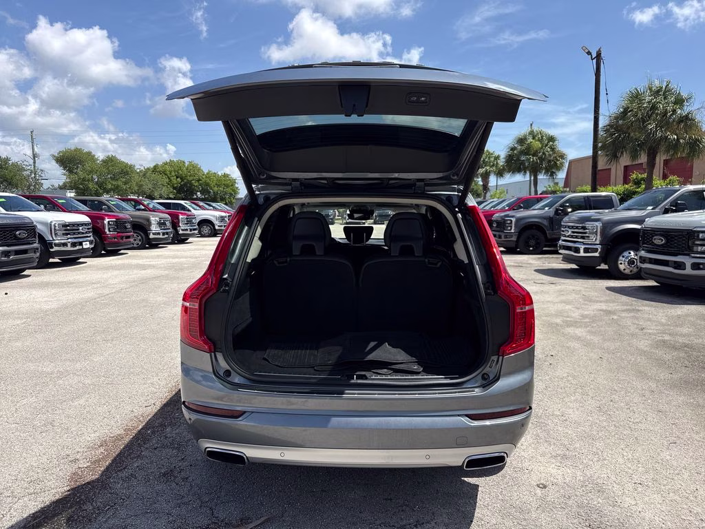 2018 Bright Silver Metallic Volvo XC90 T6 Momentum AWD SUV
