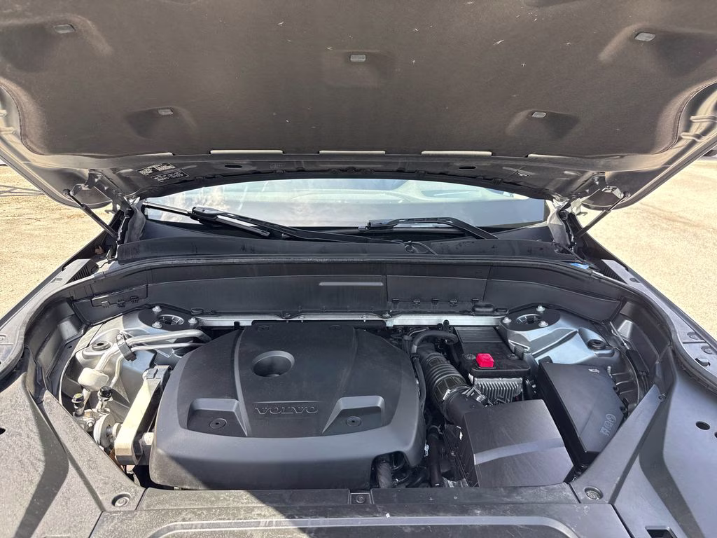 2018 Bright Silver Metallic Volvo XC90 T6 Momentum AWD SUV
