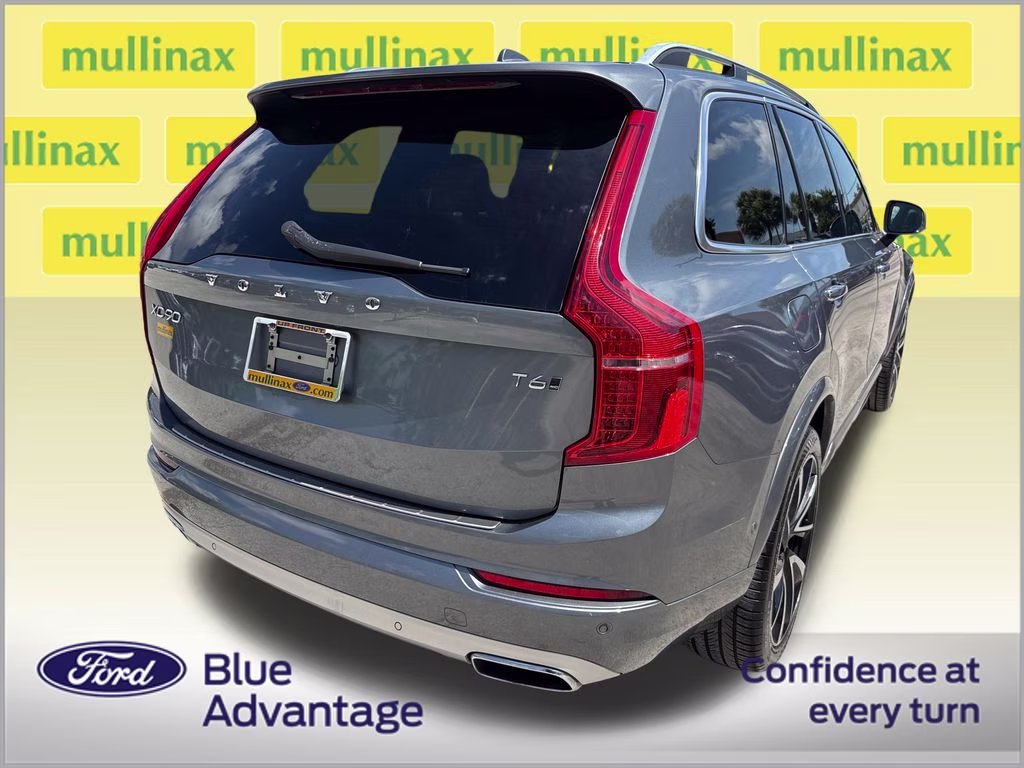 2018 Bright Silver Metallic Volvo XC90 T6 Momentum AWD SUV