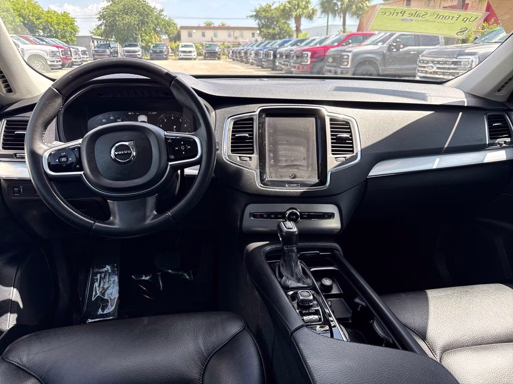 2018 Bright Silver Metallic Volvo XC90 T6 Momentum AWD SUV