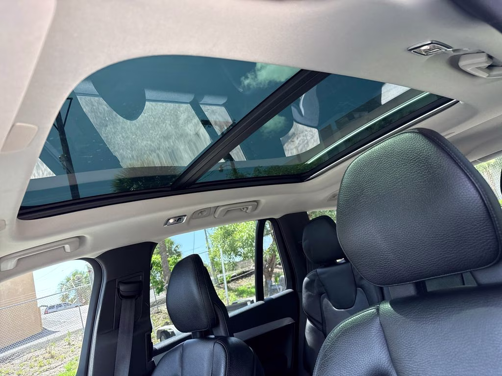 2018 Bright Silver Metallic Volvo XC90 T6 Momentum AWD SUV