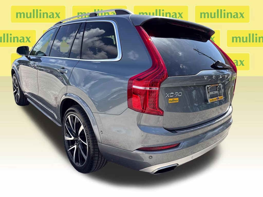 2018 Bright Silver Metallic Volvo XC90 T6 Momentum AWD SUV
