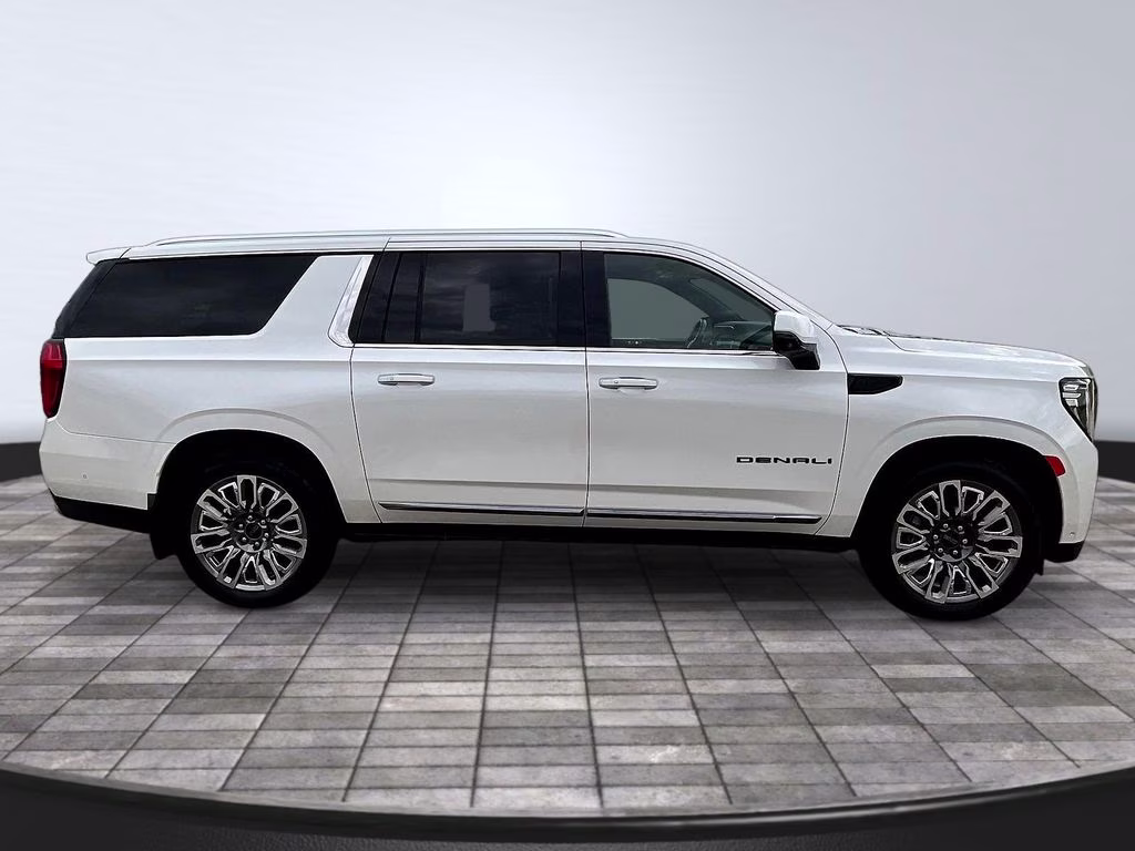 2023 White GMC Yukon XL Denali Ultimate 4X4 SUV