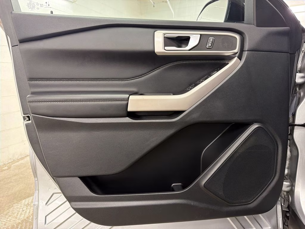 2023 Iconic Silver Metallic Ford Explorer XLT RWD SUV