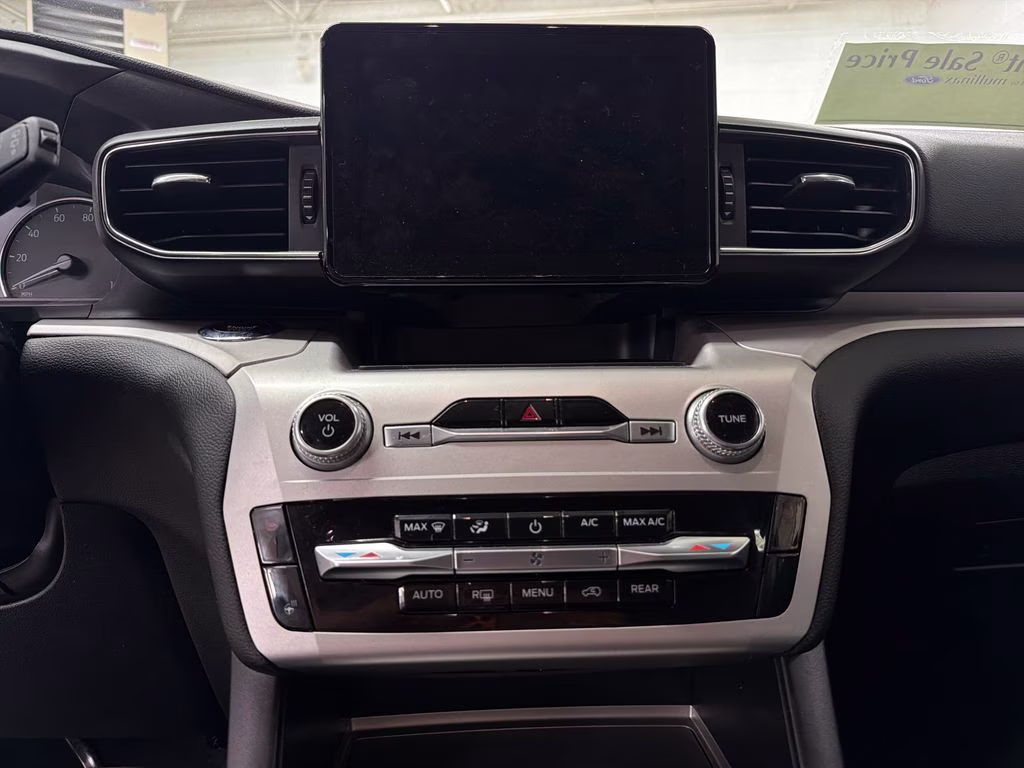 2023 Iconic Silver Metallic Ford Explorer XLT RWD SUV