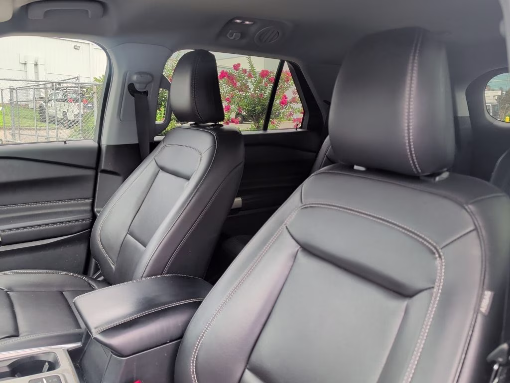 2023 Iconic Silver Metallic Ford Explorer XLT RWD SUV