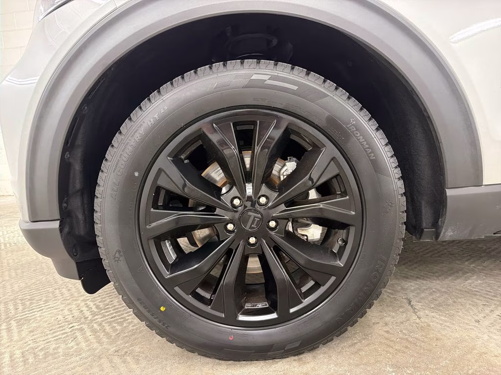 2023 Iconic Silver Metallic Ford Explorer XLT RWD SUV