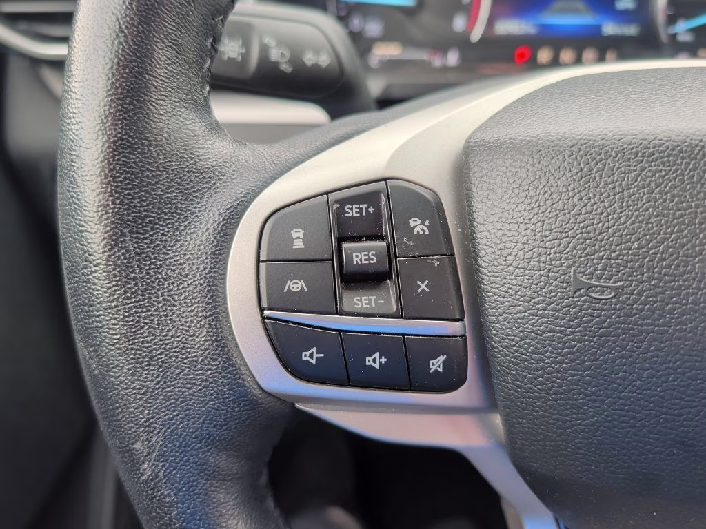 2023 Iconic Silver Metallic Ford Explorer XLT RWD SUV