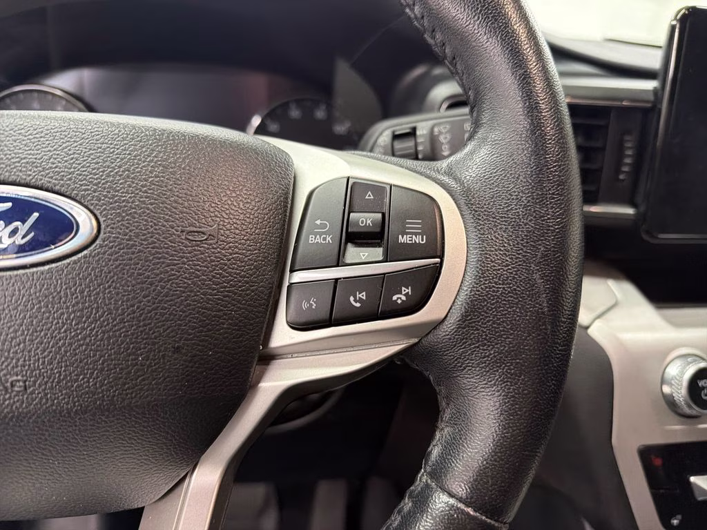 2023 Iconic Silver Metallic Ford Explorer XLT RWD SUV