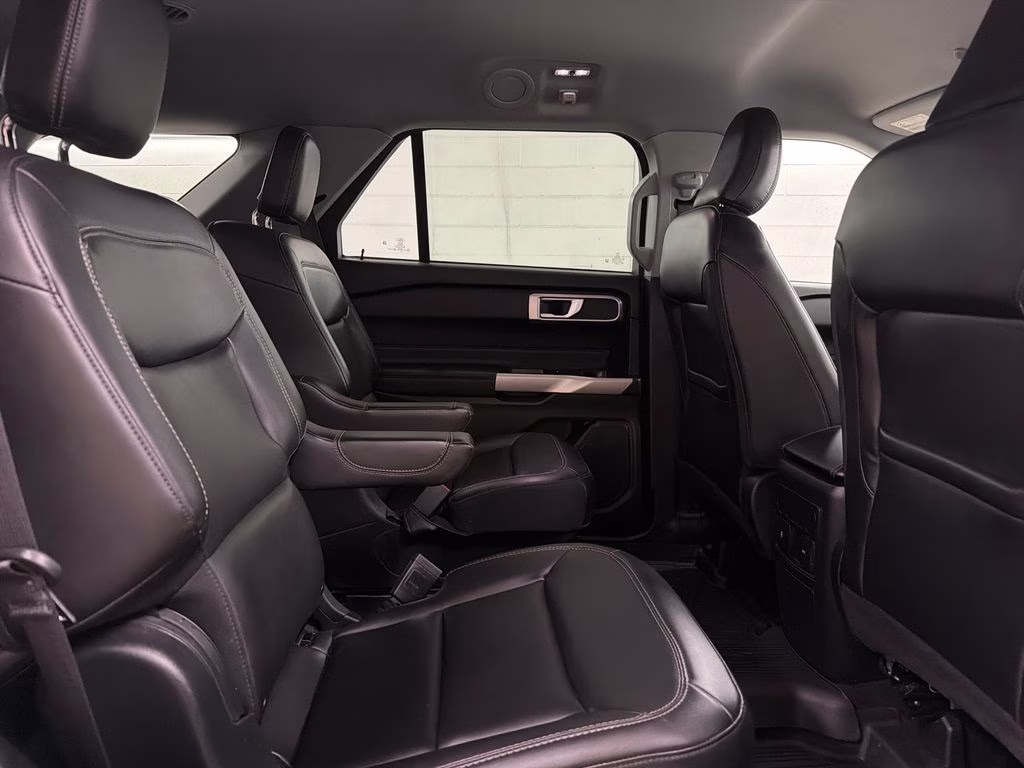 2023 Iconic Silver Metallic Ford Explorer XLT RWD SUV