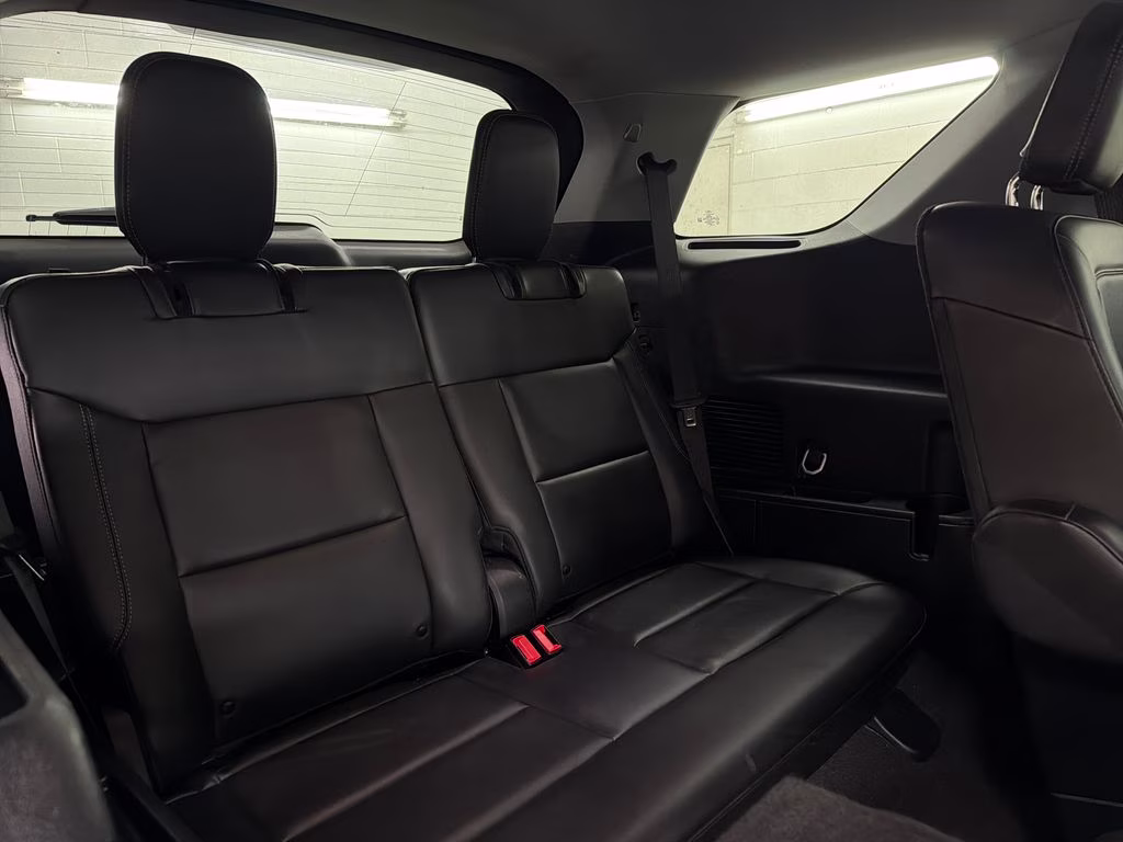 2023 Iconic Silver Metallic Ford Explorer XLT RWD SUV