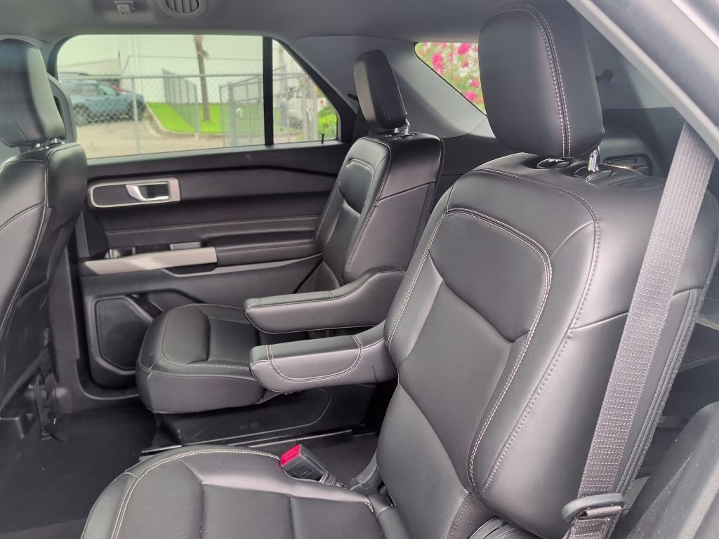 2023 Iconic Silver Metallic Ford Explorer XLT RWD SUV