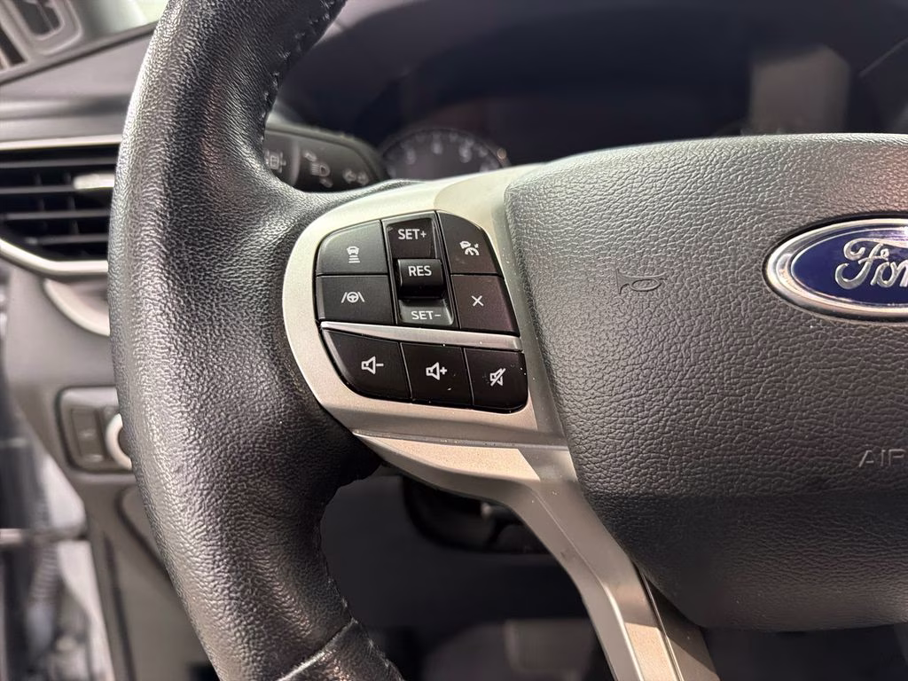 2023 Iconic Silver Metallic Ford Explorer XLT RWD SUV