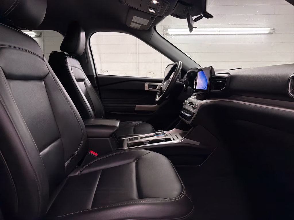 2023 Iconic Silver Metallic Ford Explorer XLT RWD SUV
