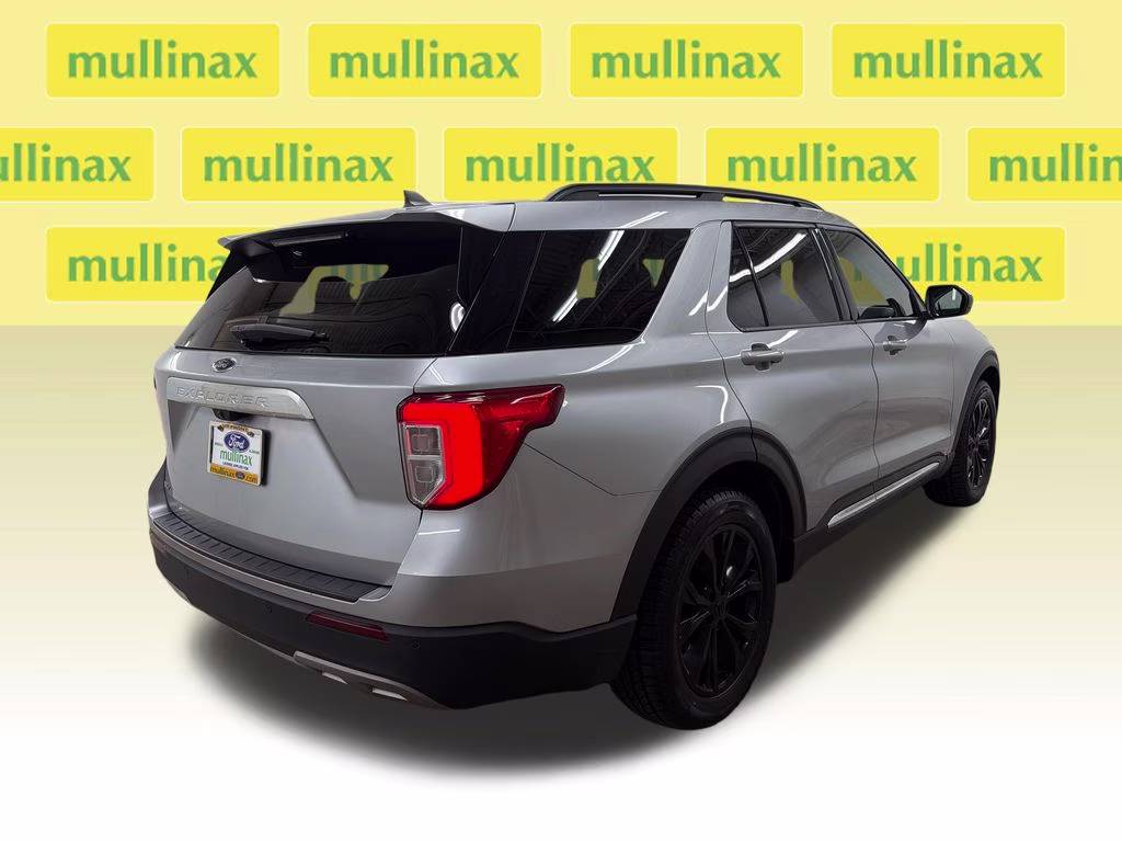 2023 Iconic Silver Metallic Ford Explorer XLT RWD SUV