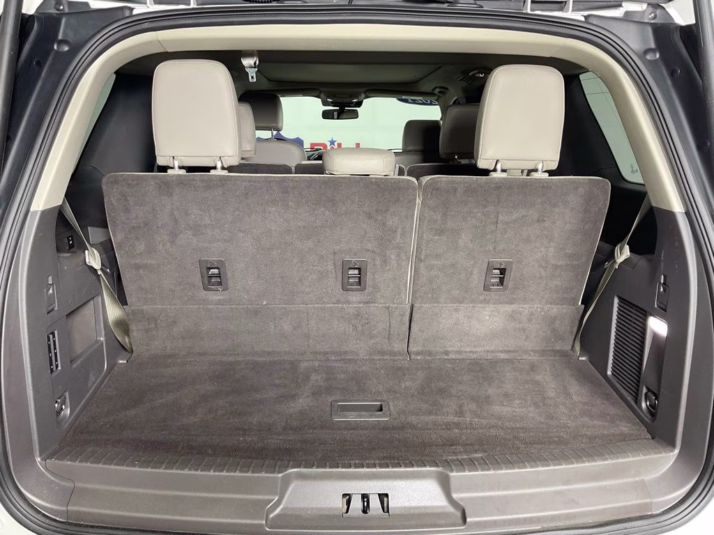 2021 White Metallic Ford Expedition XLT RWD SUV