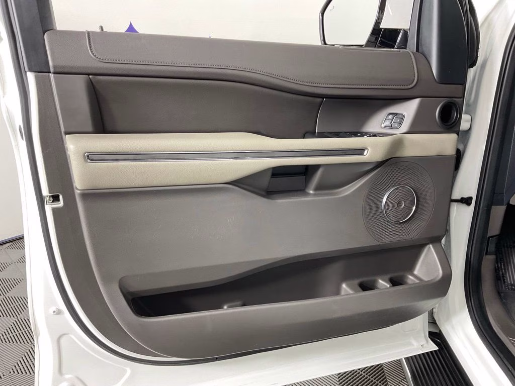 2021 White Metallic Ford Expedition XLT RWD SUV