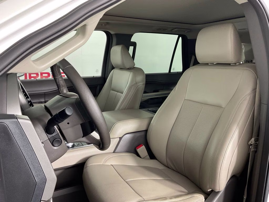 2021 White Metallic Ford Expedition XLT RWD SUV