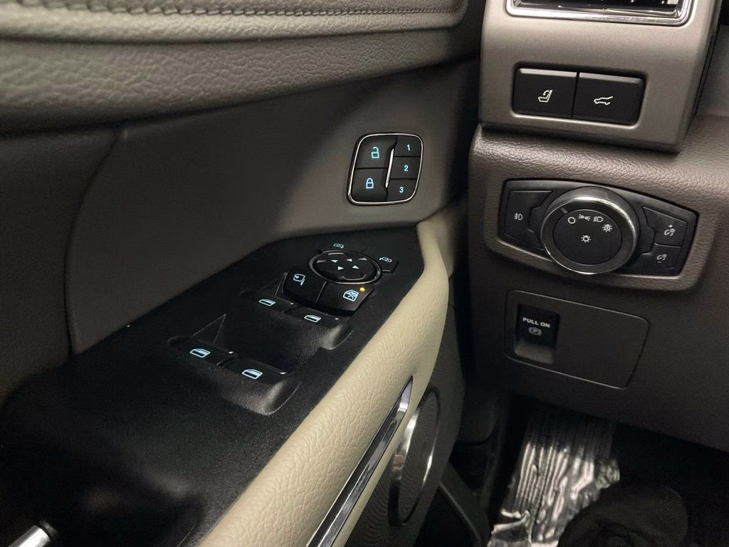 2021 White Metallic Ford Expedition XLT RWD SUV
