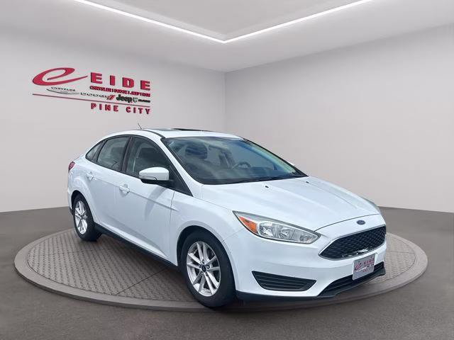 2015 Oxford White Ford Focus SE FWD Sedan