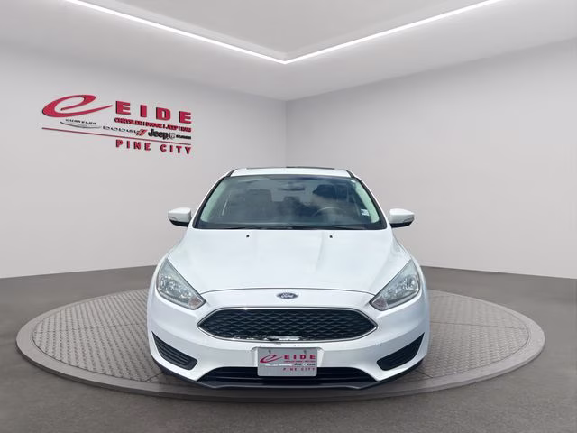 2015 Oxford White Ford Focus SE FWD Sedan