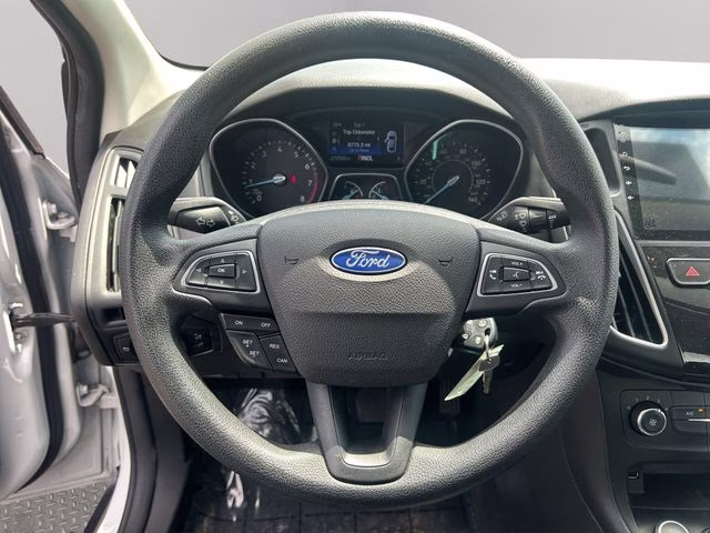 2015 Oxford White Ford Focus SE FWD Sedan