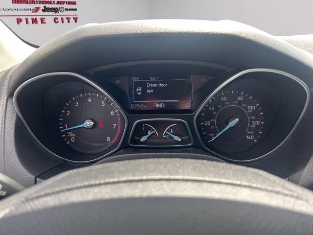 2015 Oxford White Ford Focus SE FWD Sedan