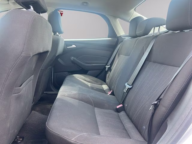2015 Oxford White Ford Focus SE FWD Sedan