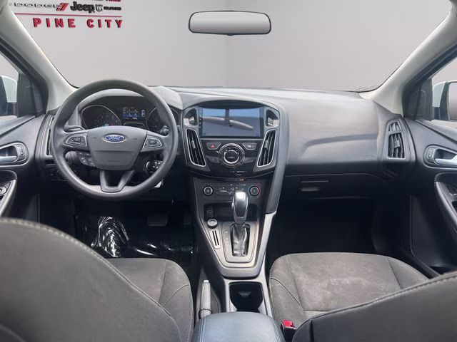 2015 Oxford White Ford Focus SE FWD Sedan