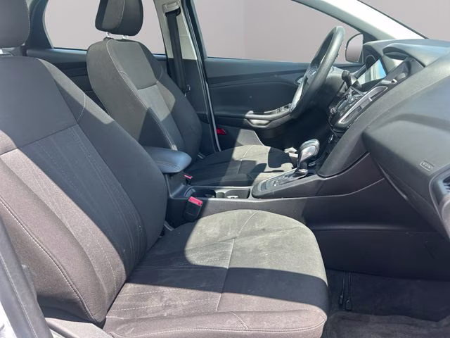 2015 Oxford White Ford Focus SE FWD Sedan