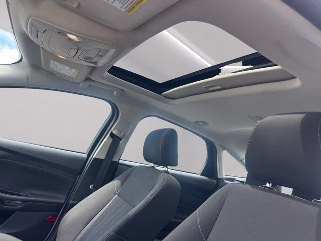 2015 Oxford White Ford Focus SE FWD Sedan