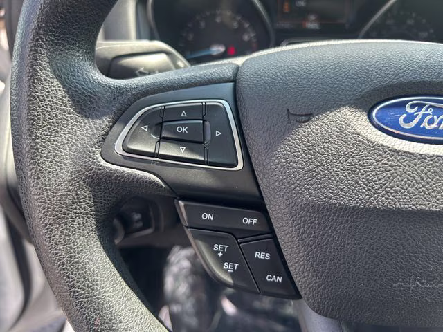 2015 Oxford White Ford Focus SE FWD Sedan