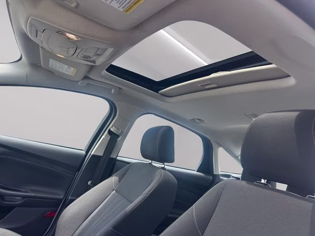 2015 Oxford White Ford Focus SE FWD Sedan