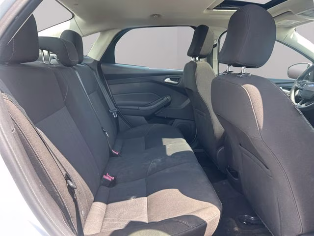 2015 Oxford White Ford Focus SE FWD Sedan