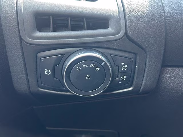 2015 Oxford White Ford Focus SE FWD Sedan