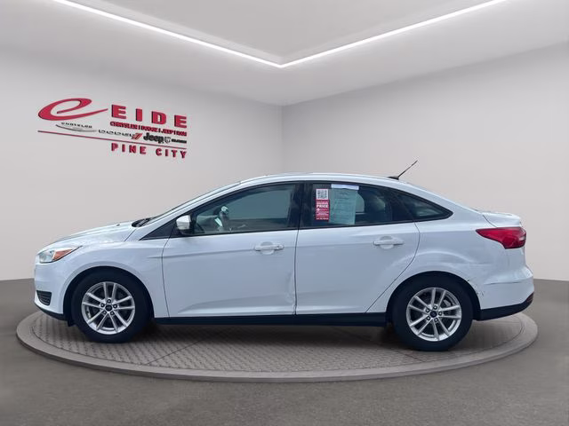 2015 Oxford White Ford Focus SE FWD Sedan