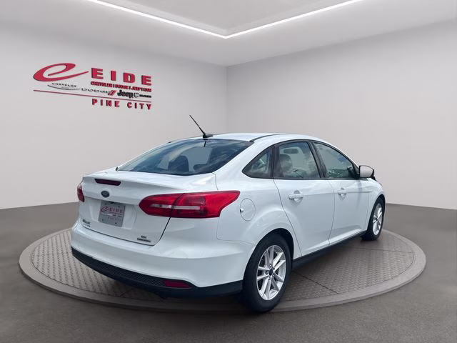 2015 Oxford White Ford Focus SE FWD Sedan
