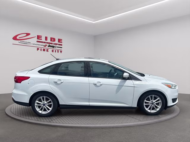 2015 Oxford White Ford Focus SE FWD Sedan