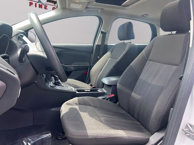 2015 Oxford White Ford Focus SE FWD Sedan